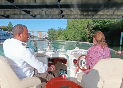 Madame navigue avec le capitaine