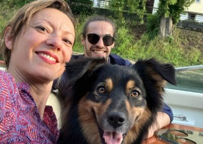 En famille avec le chien sur le bateau