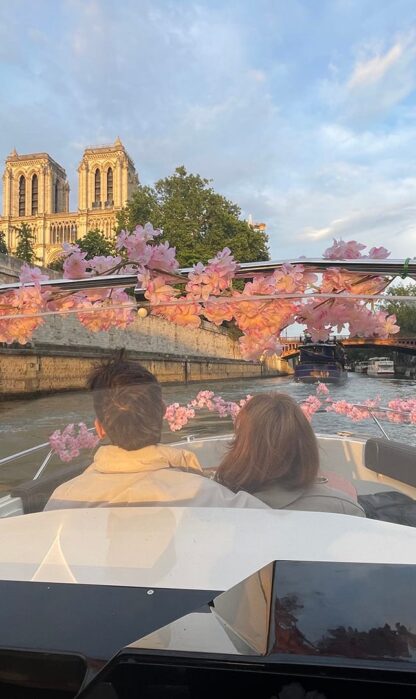 Croisière - Demande en mariage. Couple, Cathédrale Notre-Dame