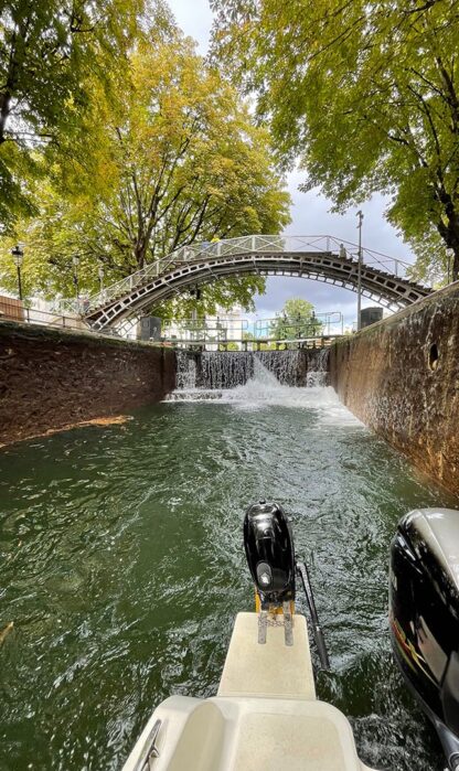 Croisière sur le canal Saint-Martin. Arrière du bateau, vue sur l'écluse.