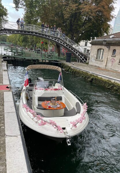croisiere_canal-saint-martin_bateau-a-quai-vue-sur-ecluse-et-passerelle Croisière sur le canal Saint-Martin. Bateau à quai, vue sur l'écluse et passerelle.