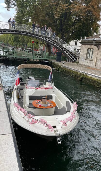 croisiere_canal-saint-martin_bateau-a-quai-vue-sur-ecluse-et-passerelle Croisière sur le canal Saint-Martin. Bateau à quai, vue sur l'écluse et passerelle.