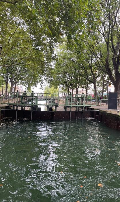 Croisière sur le canal Saint-Martin. Bateau dans l'écluse.