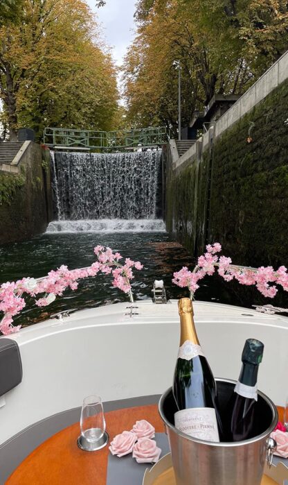 croisiere_canal-saint-martin_bateau-gros-plan-champagne-arrivee-sur-ecluse Croisière sur le canal Saint-Martin. Arrivée à une écluse avec cascade d'eau.