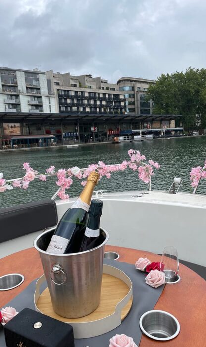 croisiere_canal-saint-martin_champagne-a-bord-vue-sur-quai Croisière sur le canal Saint-Martin. Champagne à bord, vue sur le quai.