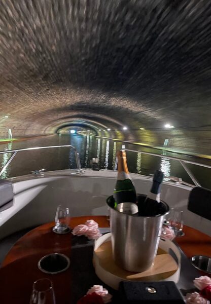 croisiere_canal-saint-martin_dans-long-tunnel-vue-gros-plan-champagne Croisière sur le canal Saint-Martin. Dans le long tunnel avec Champagne