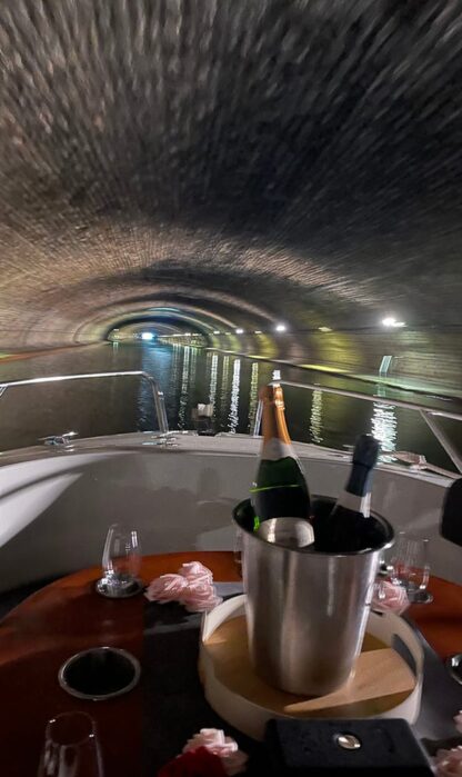 croisiere_canal-saint-martin_dans-long-tunnel-vue-gros-plan-champagne Croisière sur le canal Saint-Martin. Dans le long tunnel avec Champagne