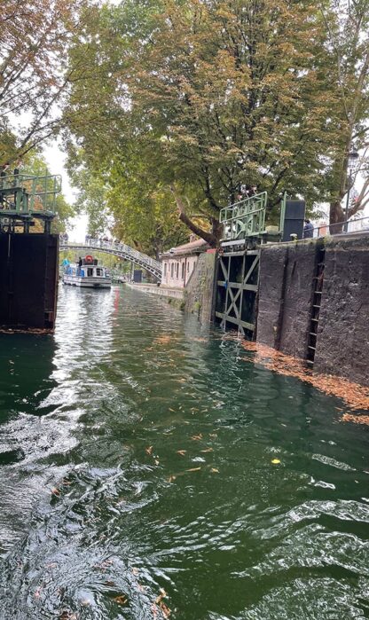 Croisière sur le canal Saint-Martin. Ouverture de l'écluse vue du bateau.