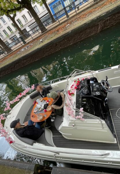 croisiere_canal-saint-martin_passageres-amarrage-bateau-au-quai Croisière sur le canal Saint-Martin. Passagères, amarrage du bateau au quai