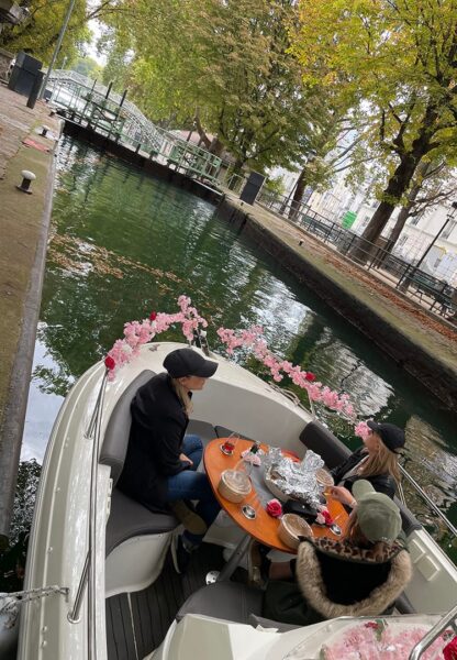 croisiere_canal-saint-martin_passageres-apero-sur-bateau-dans-ecluse Croisière sur le canal Saint-Martin. Passagères, apero sur bateau dans écluse.