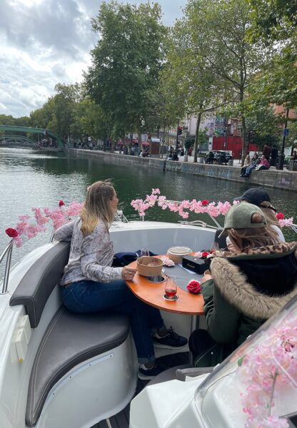 croisiere_canal-saint-martin_passageres-vue-sur-quai Croisière sur le canal Saint-Martin. Passagères, vue sur quai.