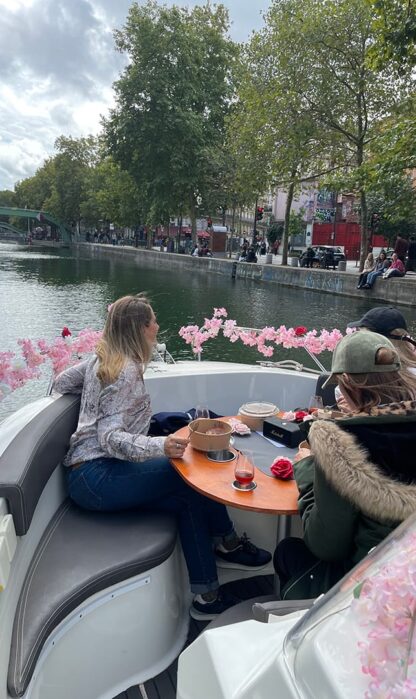 Croisière sur le canal Saint-Martin. Passagères, vue sur quai.
