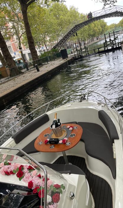 Croisière sur le canal Saint-Martin Vue sur une passerelle depuis une écluse.