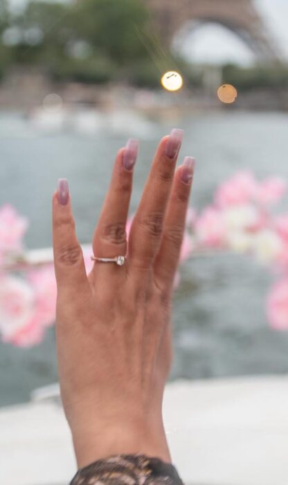 Demande en mariage. Gros plan sur la main avec son alliance