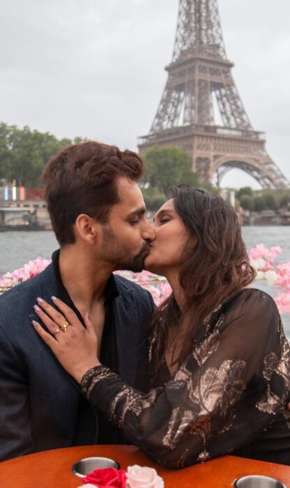 Demande en mariage. Baiser devant la Tour Eiffel