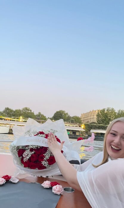 Demande en mariage. Fiancée avec un bouquet de fleurs et son alliance
