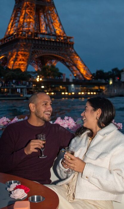 Demande en mariage. Rires, coupe de Champagne, Tour Eiffel
