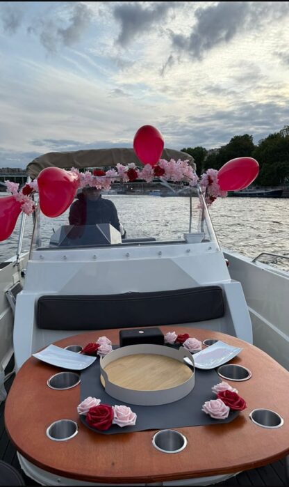 Demande en mariage. Bateau préparé, ballons en forme de cœur