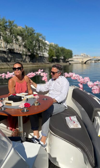 croisiere-couple-devant-bateau Croisière en couple. Devant du bateau